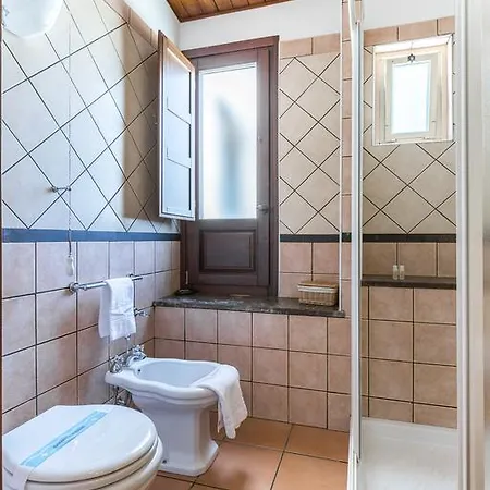 בית כפרי La Muraglia Residenza Turistica Rurale סנטה קרוצ'ה קמרינה