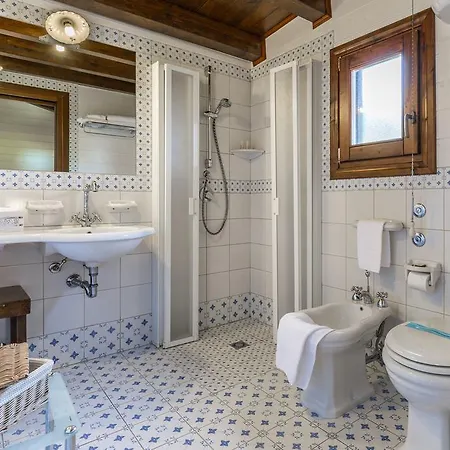 בית כפרי La Muraglia Residenza Turistica Rurale סנטה קרוצ'ה קמרינה