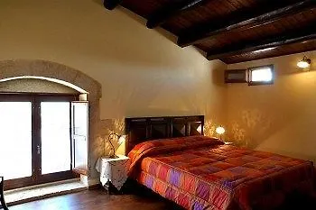 בית כפרי La Muraglia Residenza Turistica Rurale סנטה קרוצ'ה קמרינה